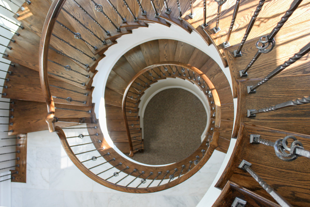 ワシントンD.C.にある高級な巨大なトラディショナルスタイルのおしゃれならせん階段 (木の蹴込み板、混合材の手すり) の写真