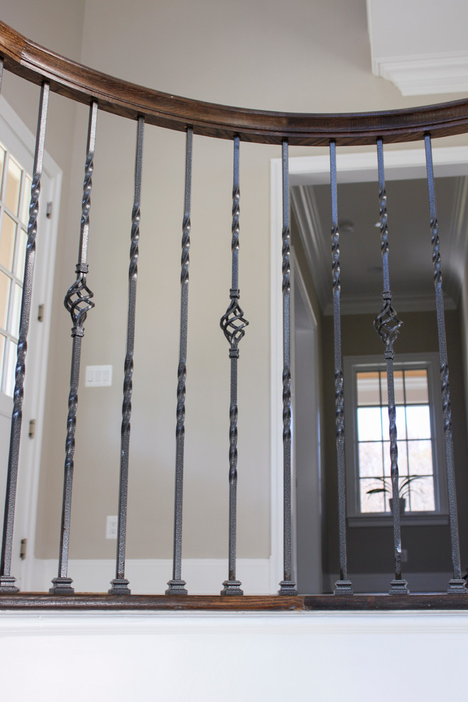 Diseño de escalera de caracol clásica extra grande con escalones de madera, contrahuellas de madera y barandilla de varios materiales