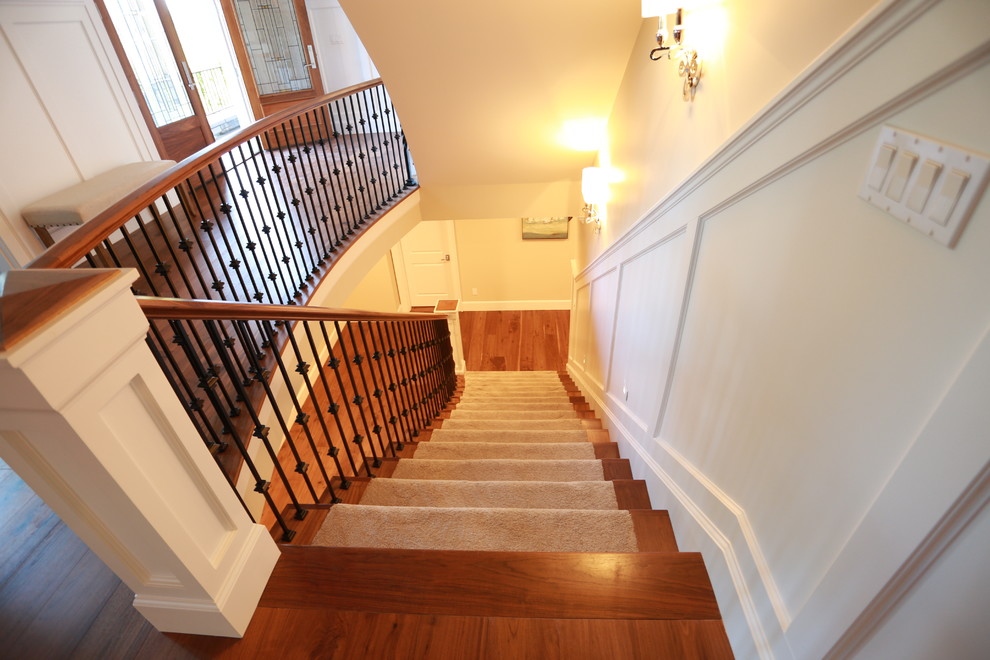 Diseño de escalera recta actual de tamaño medio con escalones de madera y barandilla de metal