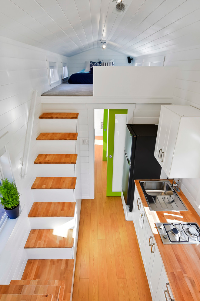 Gerade, Kleine Moderne Holztreppe mit Holz-Setzstufen in Vancouver
