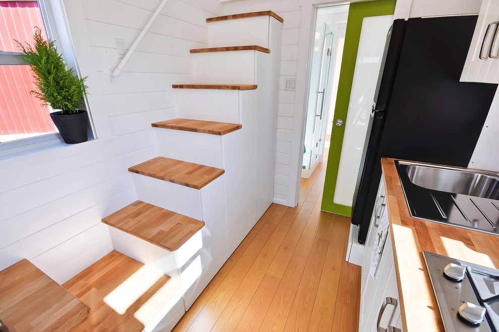 Diseño de escalera recta contemporánea pequeña con escalones de madera y contrahuellas de madera