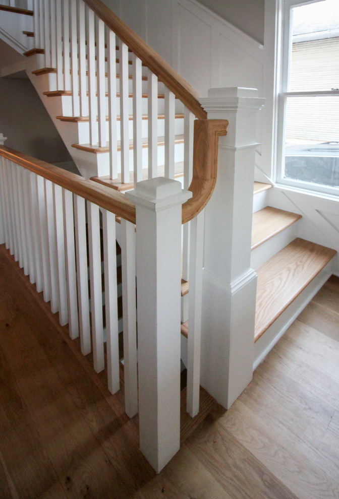 Пример оригинального дизайна: большая угловая деревянная лестница в стиле шебби-шик с деревянными ступенями и деревянными перилами