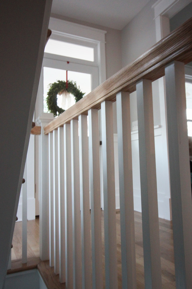Стильный дизайн: большая угловая деревянная лестница в стиле шебби-шик с деревянными ступенями и деревянными перилами - последний тренд