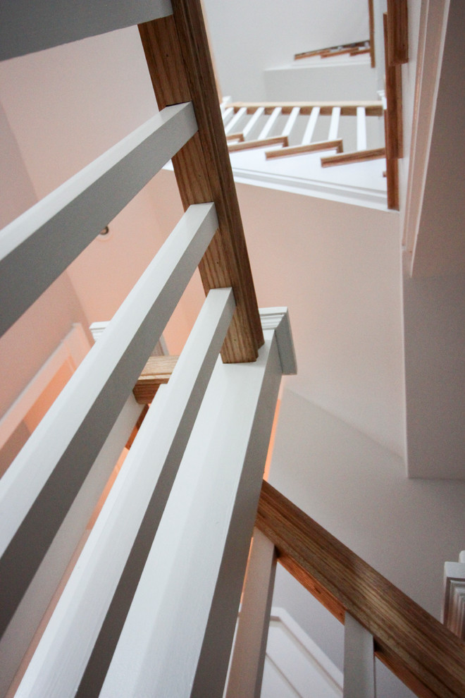 Источник вдохновения для домашнего уюта: большая угловая деревянная лестница в стиле шебби-шик с деревянными ступенями и деревянными перилами