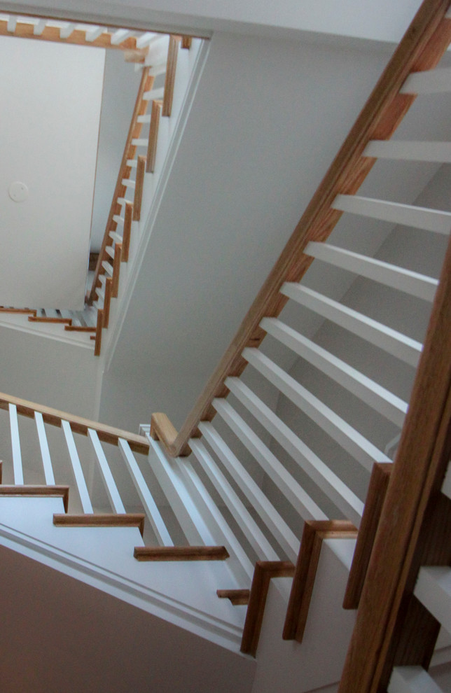 Свежая идея для дизайна: большая угловая деревянная лестница в стиле шебби-шик с деревянными ступенями и деревянными перилами - отличное фото интерьера
