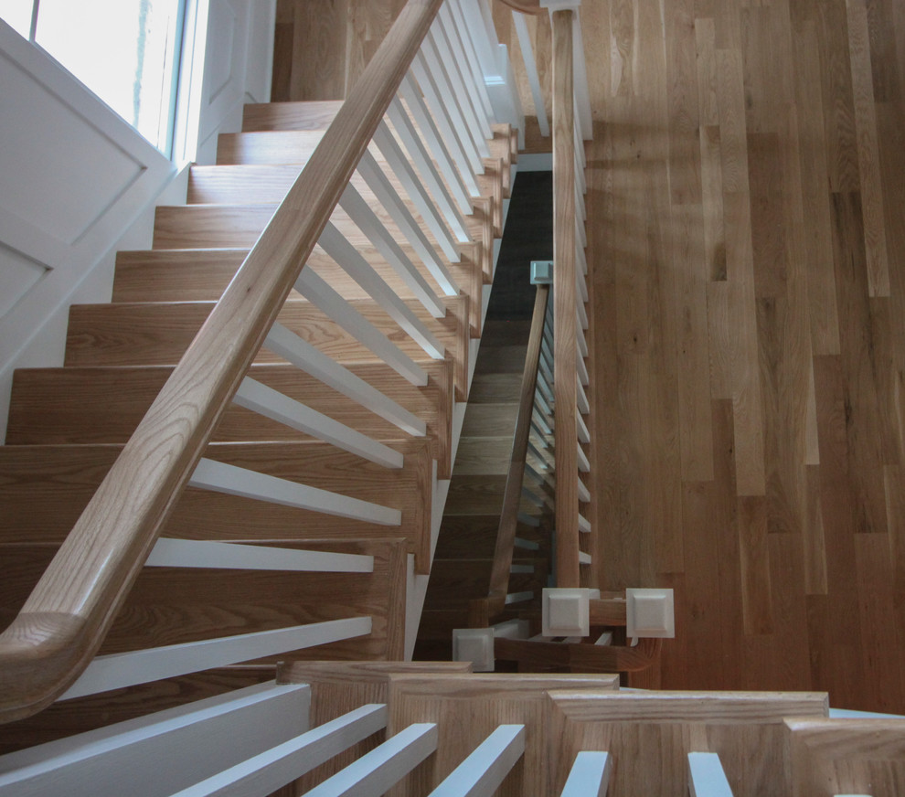 Foto de escalera en L romántica grande con contrahuellas de madera, escalones de madera y barandilla de madera