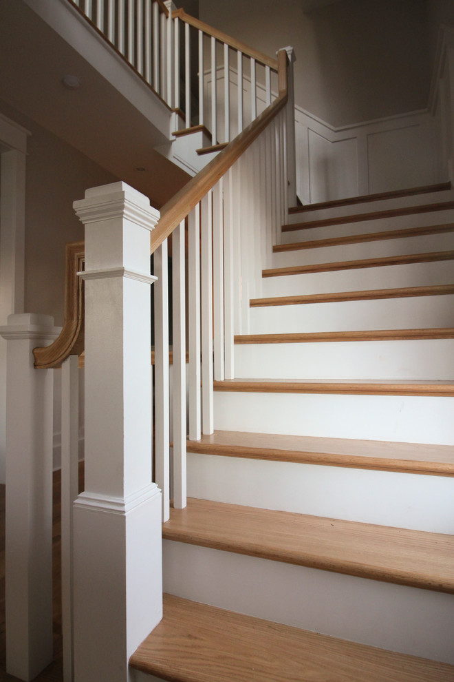 Идея дизайна: большая угловая деревянная лестница в стиле шебби-шик с деревянными ступенями и деревянными перилами