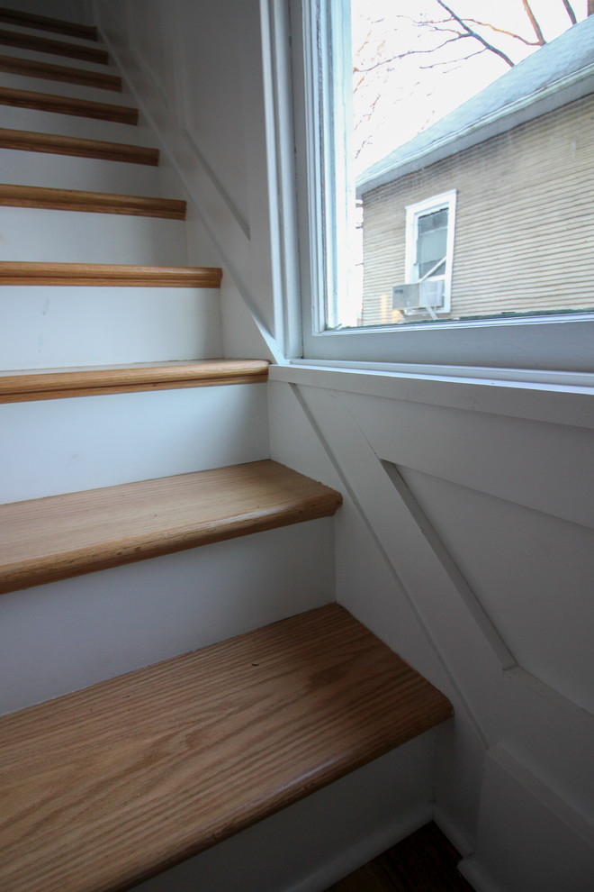 Свежая идея для дизайна: большая угловая деревянная лестница в стиле шебби-шик с деревянными ступенями и деревянными перилами - отличное фото интерьера