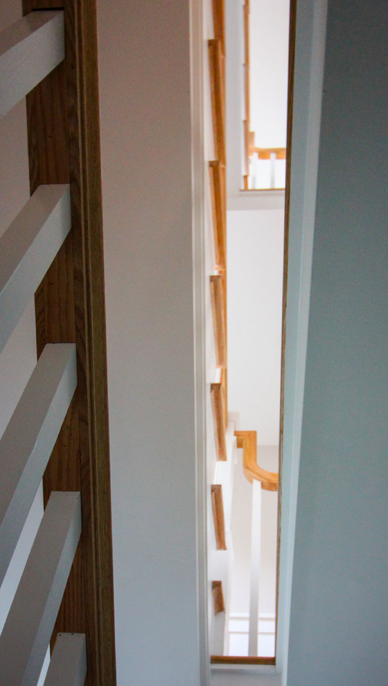 Пример оригинального дизайна: большая угловая деревянная лестница в стиле шебби-шик с деревянными ступенями и деревянными перилами