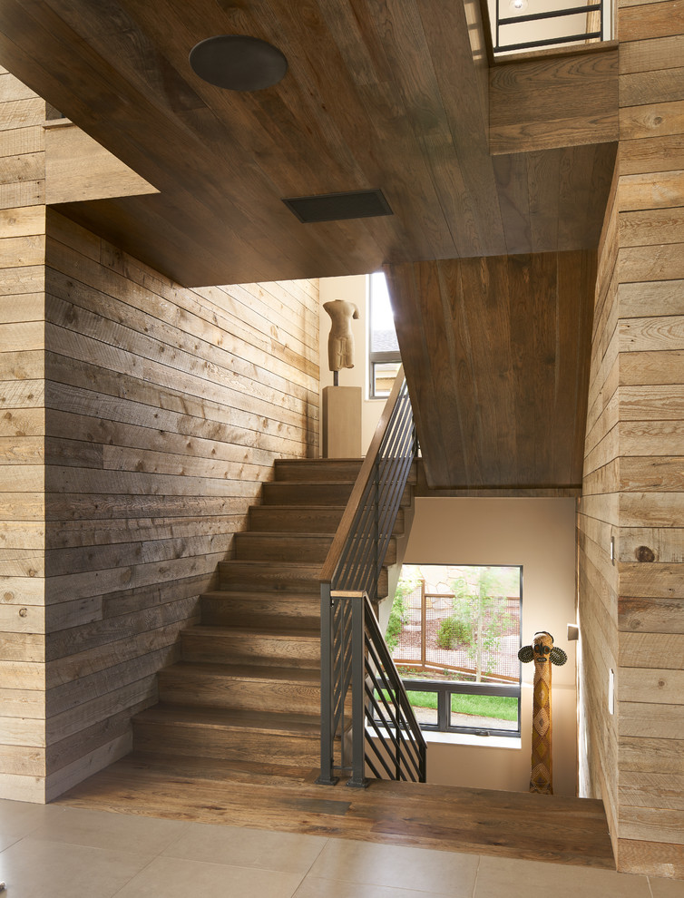 Große Rustikale Treppe in U-Form mit Holz-Setzstufen in Salt Lake City