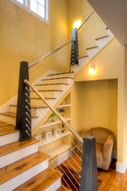 Imagen de escalera en U marinera de tamaño medio con escalones de madera y contrahuellas de madera pintada