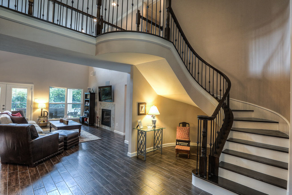 Gewendelte, Mittelgroße Klassische Treppe mit gebeizten Holz-Treppenstufen und Metall-Setzstufen in Houston