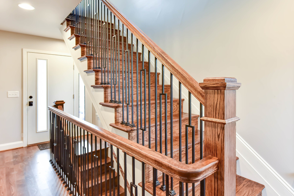 Diseño de escalera recta tradicional de tamaño medio con escalones de madera, contrahuellas de madera y barandilla de varios materiales