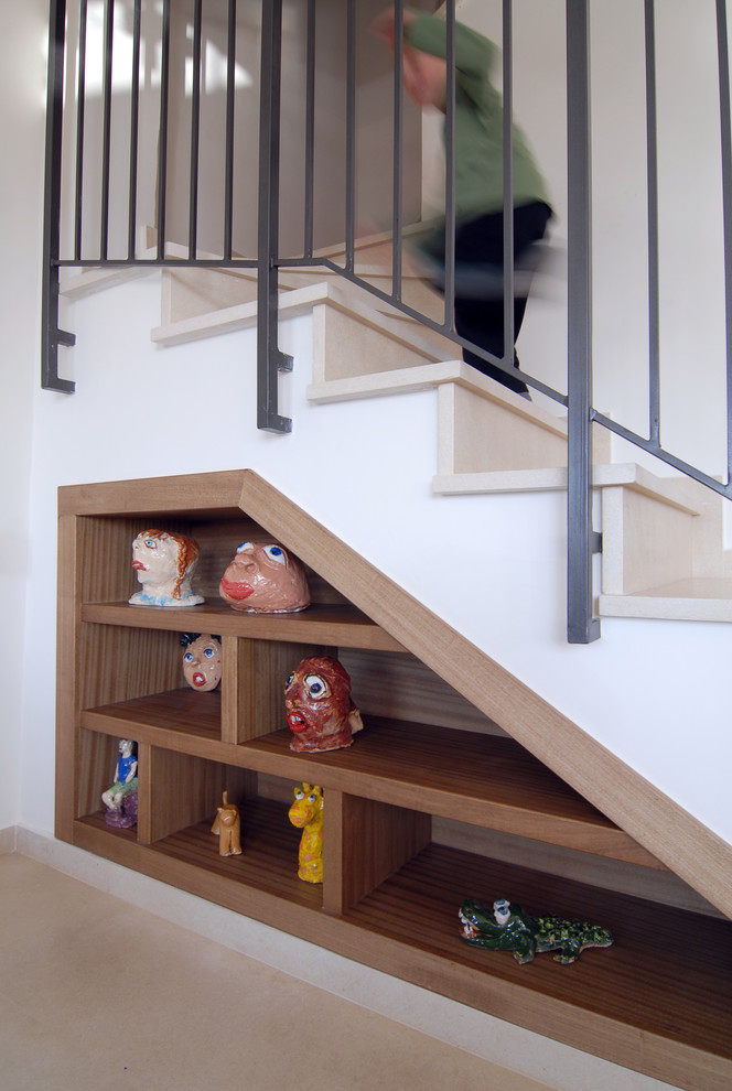 Пример оригинального дизайна: лестница в средиземноморском стиле с кладовкой или шкафом под ней