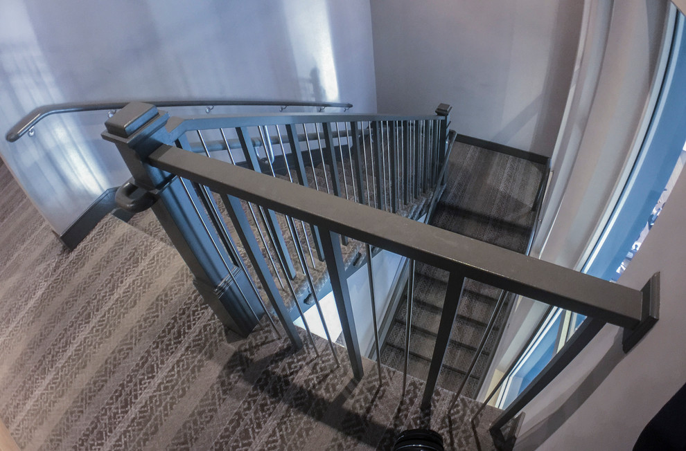 ワシントンD.C.にあるお手頃価格の小さなインダストリアルスタイルのおしゃれな折り返し階段 (木の蹴込み板、金属の手すり) の写真