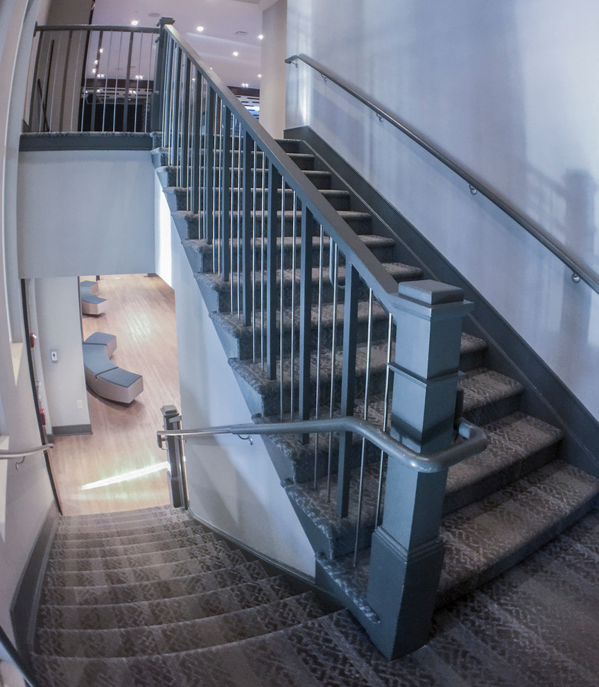 ワシントンD.C.にあるお手頃価格の小さなインダストリアルスタイルのおしゃれな折り返し階段 (木の蹴込み板、金属の手すり) の写真