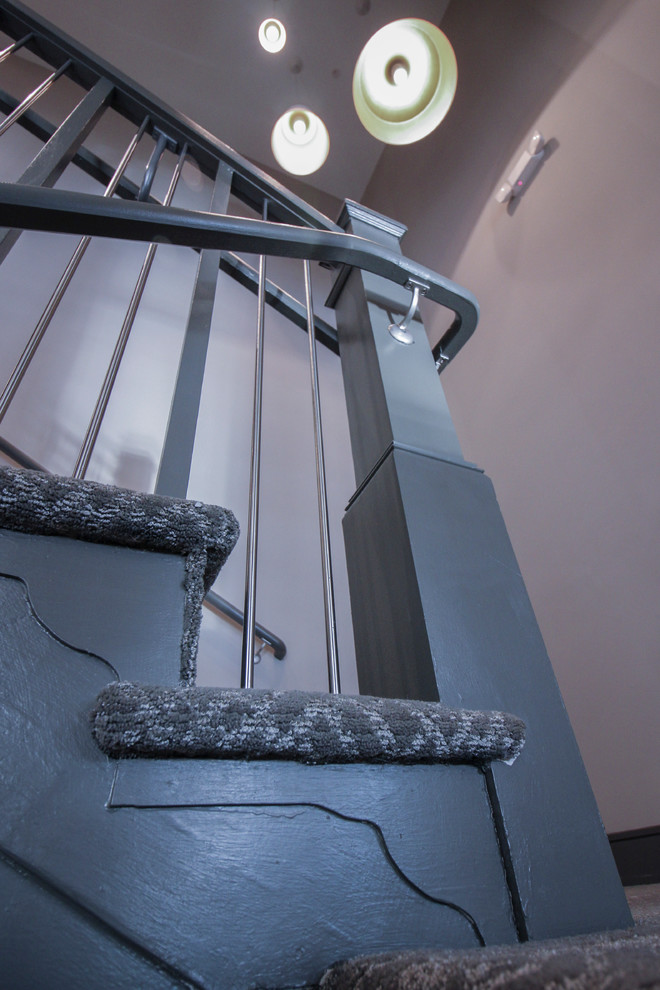 Modelo de escalera en U industrial pequeña con escalones de madera, contrahuellas de madera y barandilla de metal