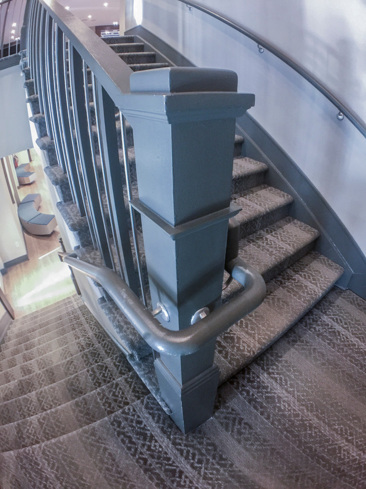 Imagen de escalera en U industrial pequeña con escalones de madera, contrahuellas de madera y barandilla de metal