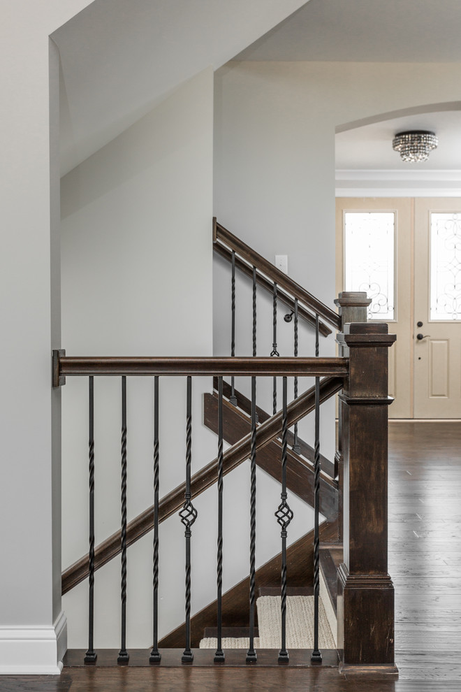 Idée de décoration pour un grand escalier craftsman en U avec des marches en bois, des contremarches en bois et éclairage.
