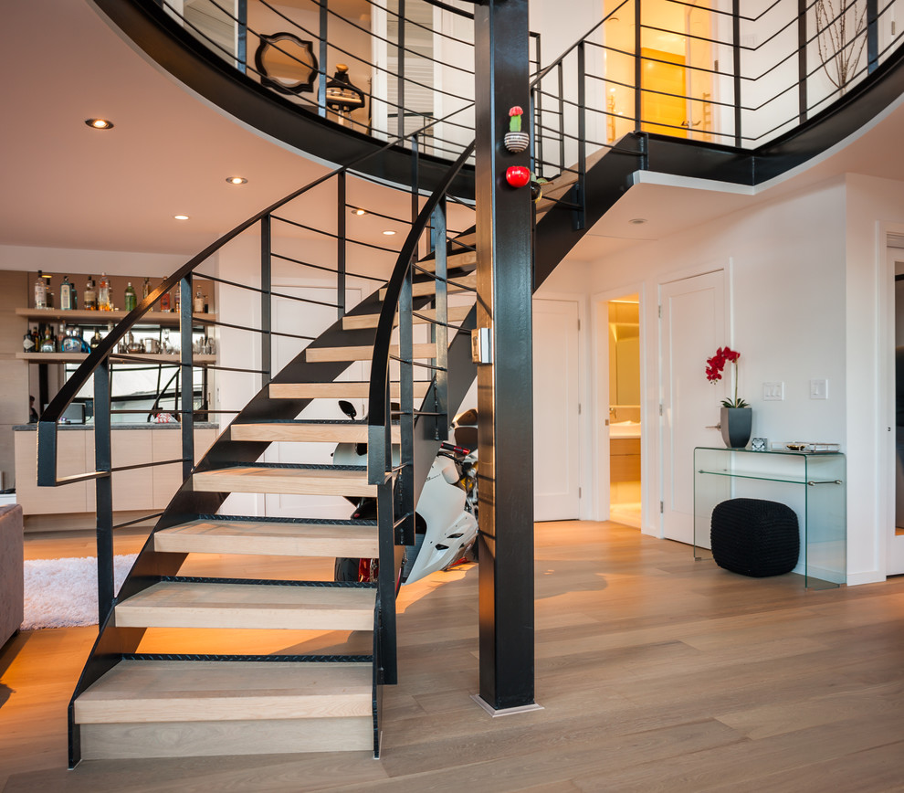 Cette photo montre un escalier sans contremarche courbe industriel avec des marches en bois.