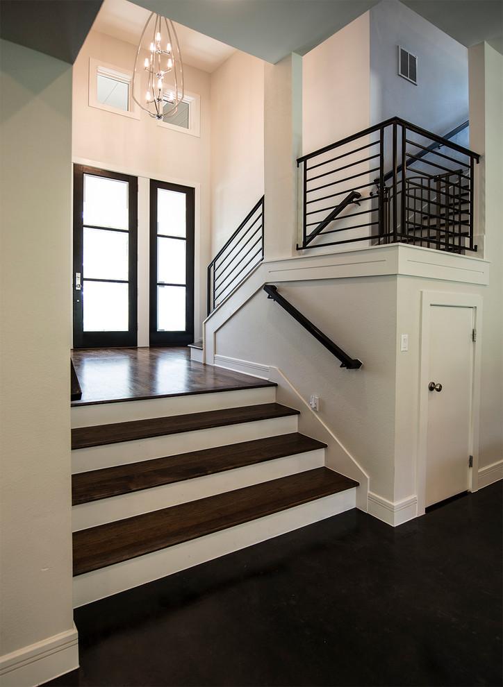 Imagen de escalera clásica renovada con escalones de madera y contrahuellas de madera