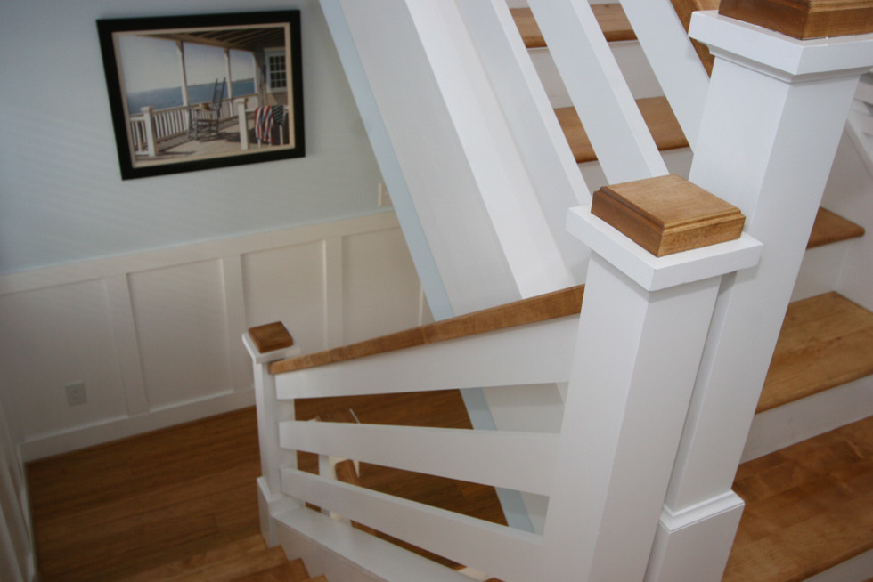 Inspiration pour un escalier peint marin en U de taille moyenne avec des marches en bois.
