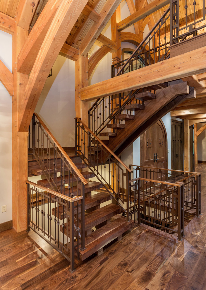 Ejemplo de escalera suspendida vintage grande sin contrahuella con escalones de madera