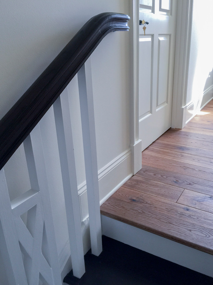 Réalisation d'un petit escalier champêtre en L avec des marches en bois, des contremarches en bois et un garde-corps en bois.