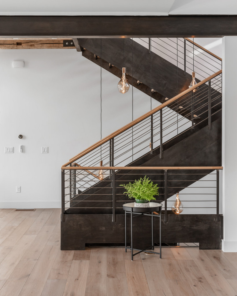 Schwebende Moderne Holztreppe mit Stahlgeländer in Denver