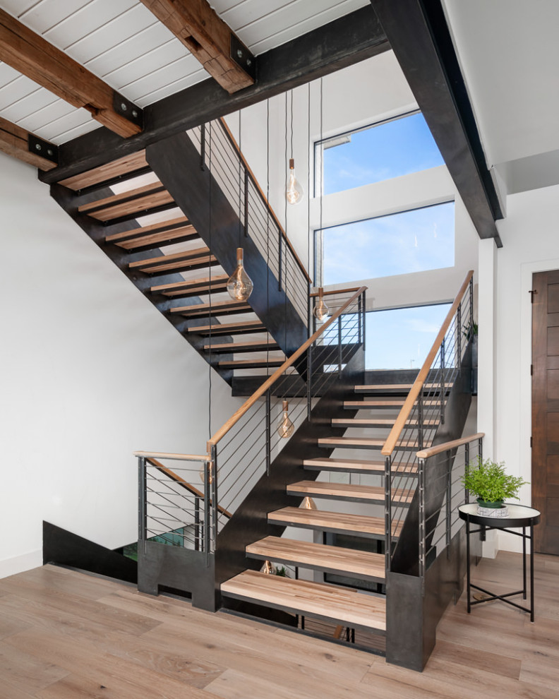 Schwebende Moderne Holztreppe mit Stahlgeländer in Denver
