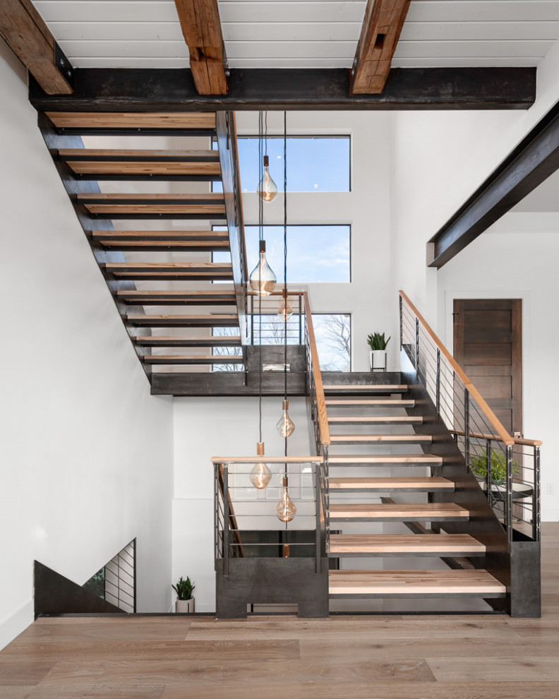 Idées déco pour un escalier flottant moderne avec des marches en bois et un garde-corps en métal.