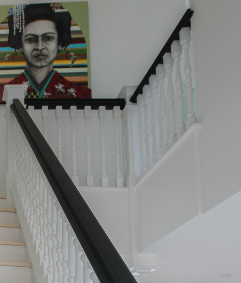 Источник вдохновения для домашнего уюта: огромная п-образная деревянная лестница в стиле неоклассика (современная классика) с деревянными ступенями и деревянными перилами