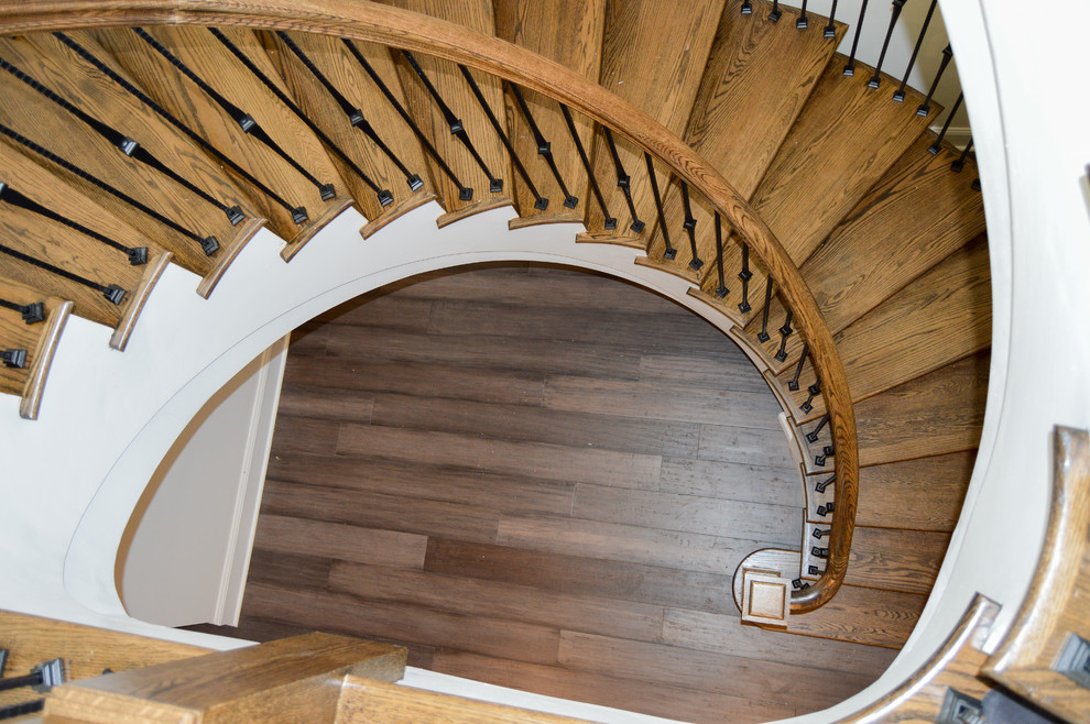 Imagen de escalera suspendida ecléctica extra grande con escalones de madera, contrahuellas de madera y barandilla de varios materiales