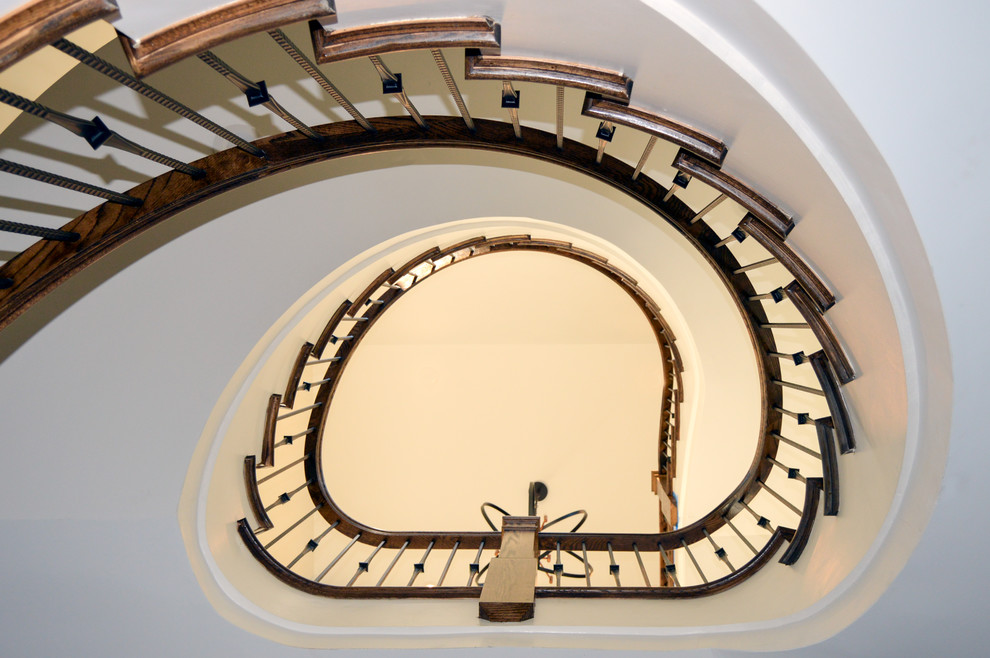 Foto de escalera suspendida ecléctica extra grande con escalones de madera, contrahuellas de madera y barandilla de varios materiales