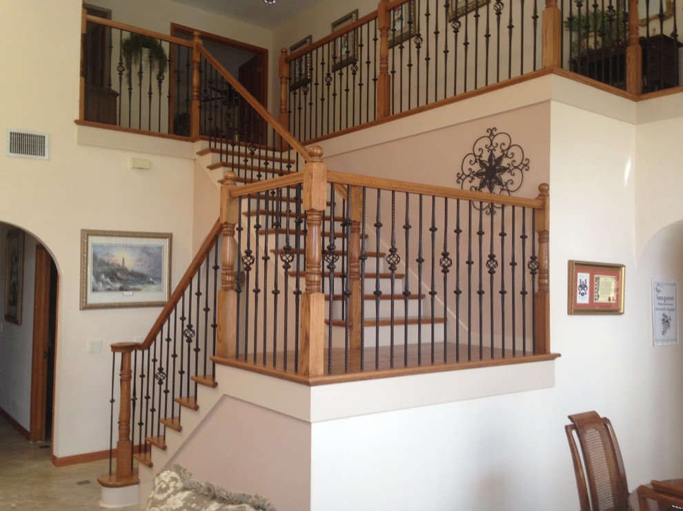 Idées déco pour un escalier classique avec des marches en bois et des contremarches en bois.