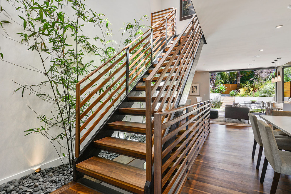 Réalisation d'un escalier sans contremarche droit design avec des marches en bois.