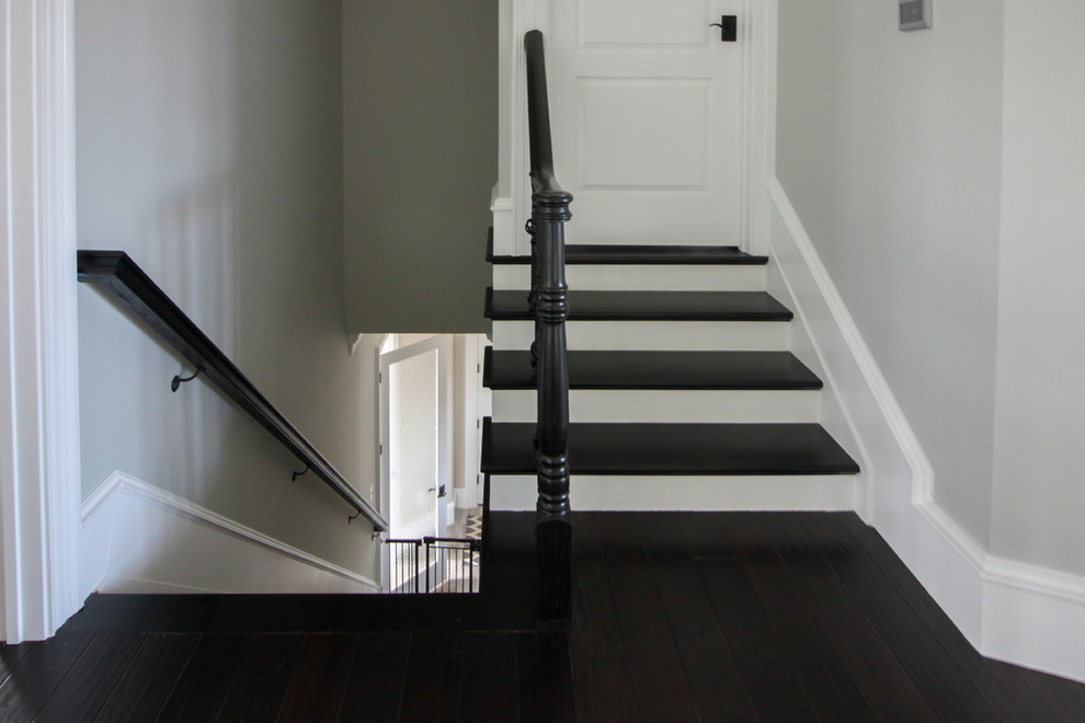 Foto de escalera curva clásica renovada extra grande con escalones de madera, contrahuellas de madera y barandilla de varios materiales