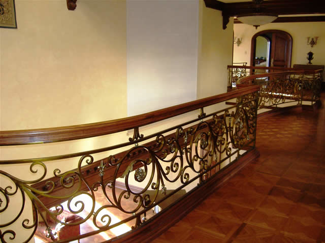 Foto de escalera suspendida mediterránea extra grande con escalones de madera, contrahuellas de madera y barandilla de madera