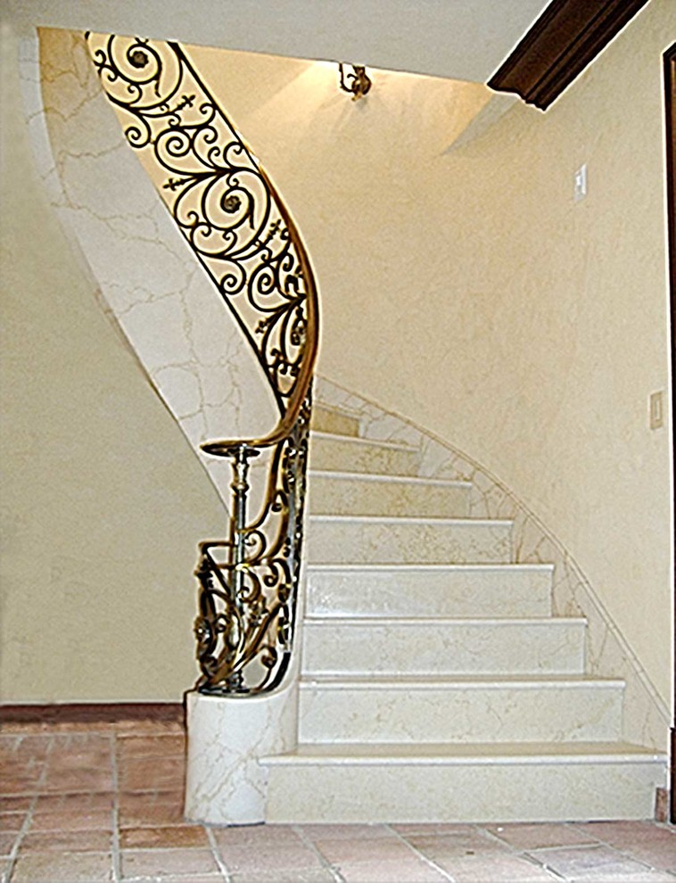 Imagen de escalera suspendida mediterránea extra grande con escalones de madera, contrahuellas de madera y barandilla de madera