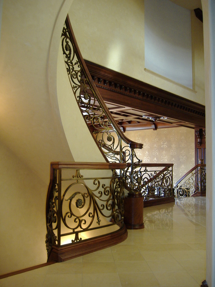 Idée de décoration pour un très grand escalier flottant méditerranéen avec des marches en bois, des contremarches en bois et un garde-corps en bois.