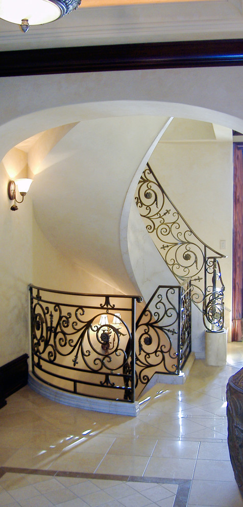 Пример оригинального дизайна: огромная деревянная лестница на больцах в средиземноморском стиле с деревянными ступенями и деревянными перилами