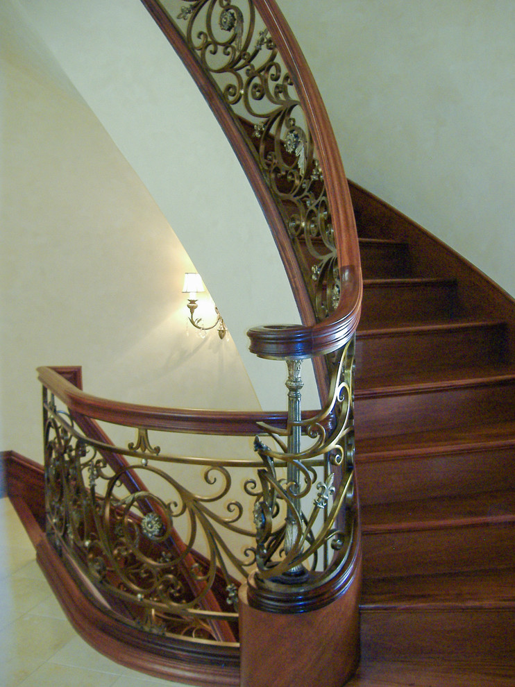 Imagen de escalera suspendida mediterránea extra grande con escalones de madera, contrahuellas de madera y barandilla de madera