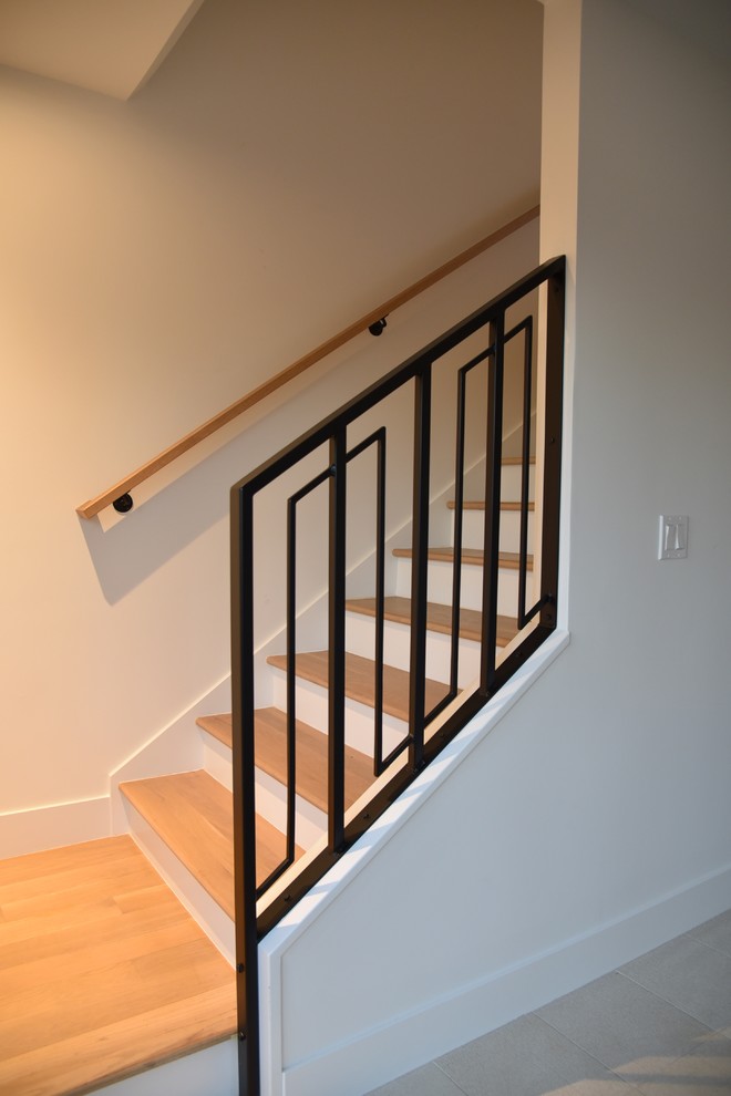 Источник вдохновения для домашнего уюта: прямая лестница среднего размера в стиле модернизм с деревянными ступенями, крашенными деревянными подступенками и деревянными перилами