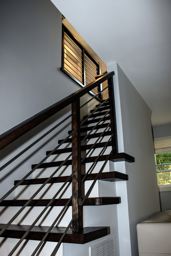 Ejemplo de escalera recta moderna pequeña con escalones de madera, contrahuellas de madera y barandilla de varios materiales