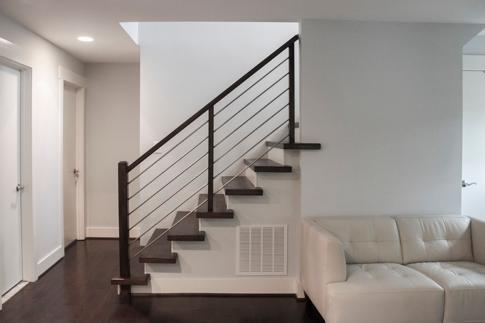 Ejemplo de escalera recta minimalista pequeña con escalones de madera, contrahuellas de madera y barandilla de varios materiales