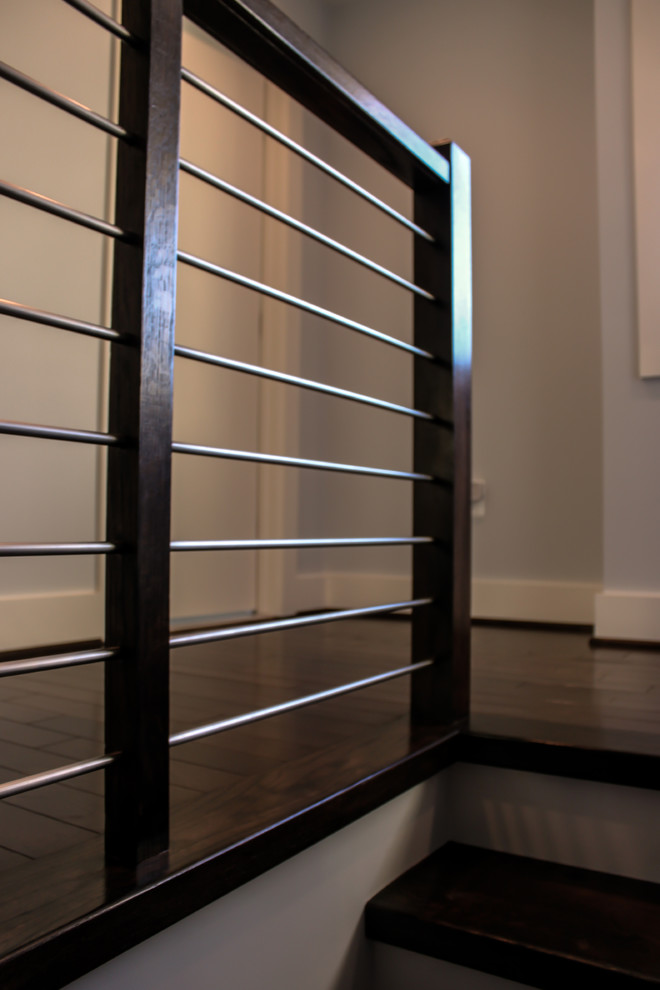 Réalisation d'un petit escalier droit minimaliste avec des marches en bois, des contremarches en bois et un garde-corps en matériaux mixtes.