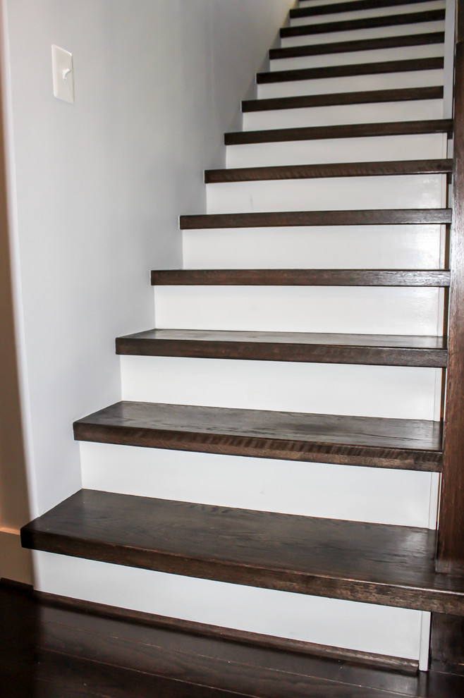 Стильный дизайн: маленькая прямая деревянная лестница в стиле модернизм с деревянными ступенями и перилами из смешанных материалов для на участке и в саду - последний тренд