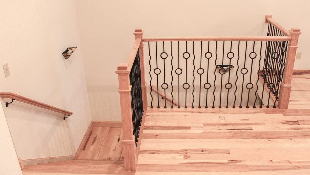Свежая идея для дизайна: прямая деревянная лестница среднего размера в стиле рустика с деревянными ступенями и перилами из смешанных материалов - отличное фото интерьера