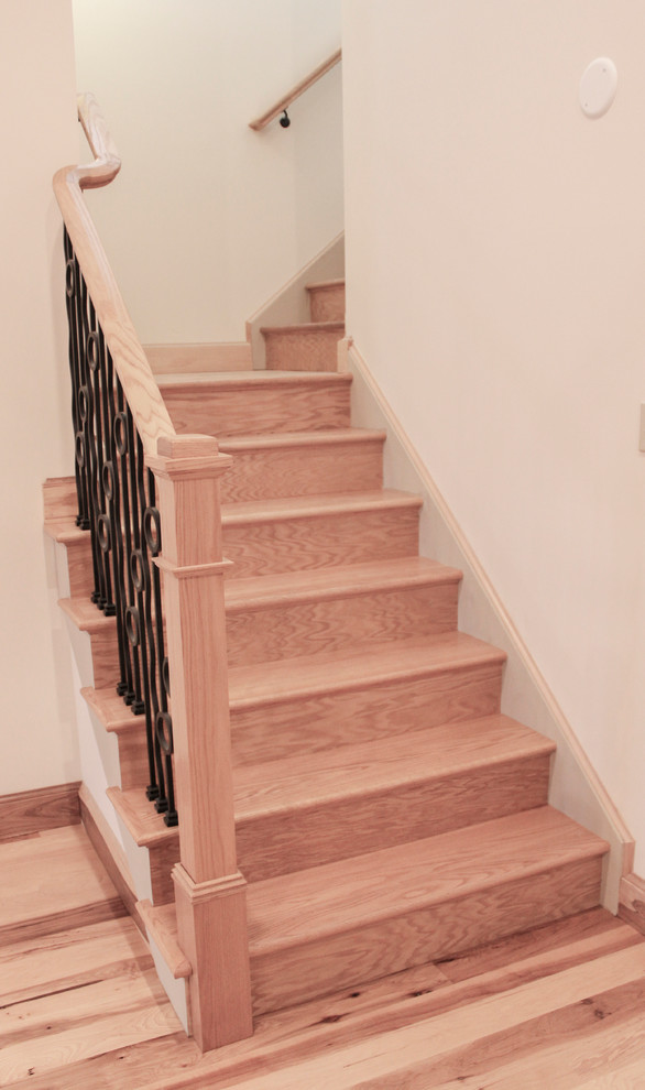 Inspiration pour un escalier droit chalet de taille moyenne avec des marches en bois, des contremarches en bois et un garde-corps en matériaux mixtes.