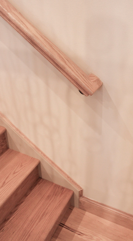 Пример оригинального дизайна: прямая деревянная лестница среднего размера в стиле рустика с деревянными ступенями и перилами из смешанных материалов